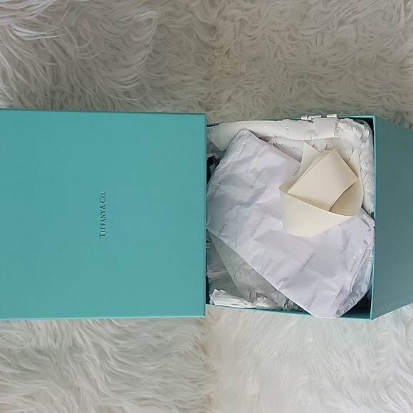 Tiffany and Co. Large box with paper and bow. - Picture 3 of 4